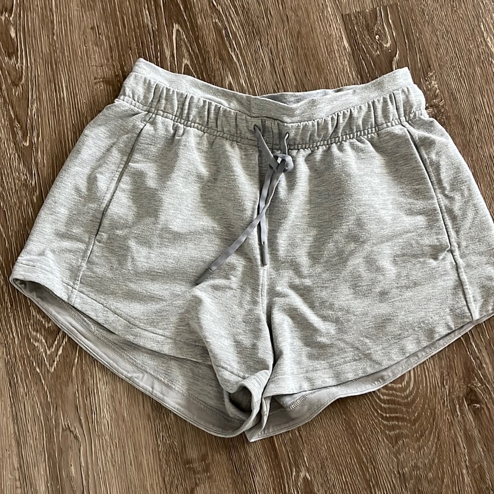 Lululemon Inner-Glow High rise Short 3” size 6